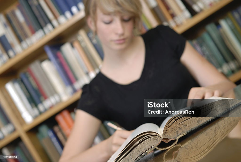 Studieren in der Bibliothek - Lizenzfrei 18-19 Jahre Stock-Foto