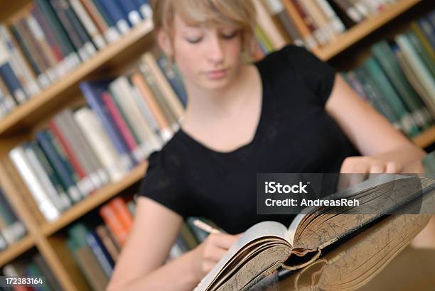 Studieren In Der Bibliothek Stockfoto und mehr Bilder von 18-19 Jahre - 18-19 Jahre, Akademisches Lernen, Bewegung