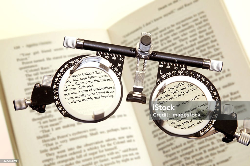 Occhiali da vista su libri test - Foto stock royalty-free di Accuratezza