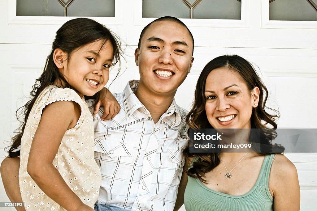 Retrato de uma jovem família asiática - Foto de stock de Adulto royalty-free