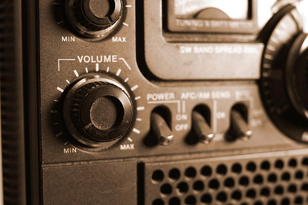 detalhe de rádio antigo com vidro fumado - radio old fashioned antique yellow imagens e fotografias de stock