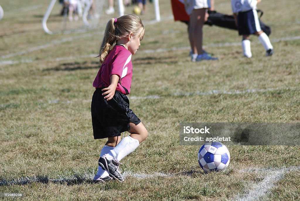 Se concentrer sur le ballon - Photo de 4-5 ans libre de droits