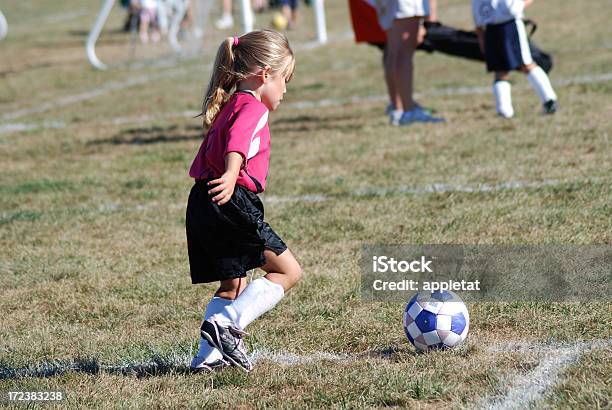 Сконцентрируйтесь На Мячом — стоковые фотографии и другие картинки 4-5 лет - 4-5 лет, Kids' Soccer, Атлет