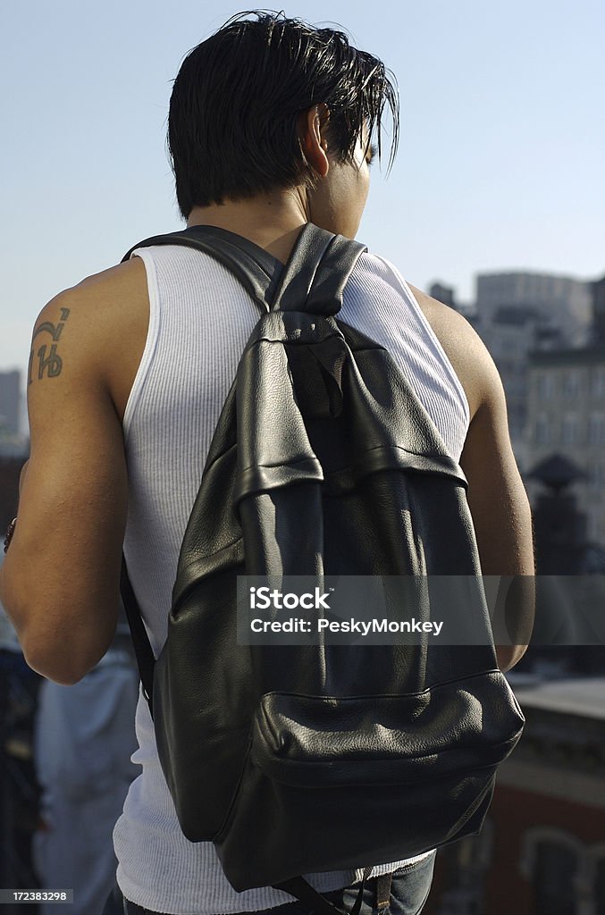 Estudante asiática com mochila em pé ao ar livre na cidade - Foto de stock de Campus royalty-free