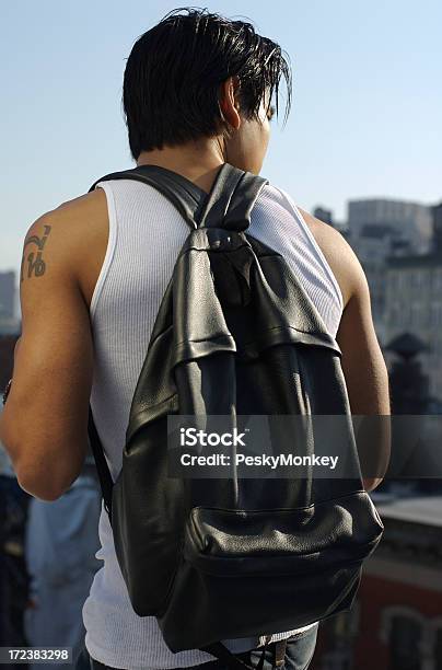 Foto de Estudante Asiática Com Mochila Em Pé Ao Ar Livre Na Cidade e mais fotos de stock de Campus