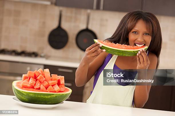 Mulher A Gostar De Comer Melancia - Fotografias de stock e mais imagens de Adulto - Adulto, Alimentação Saudável, Beleza