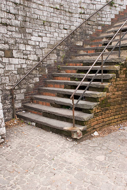 Stare zużyte kroki – zdjęcie