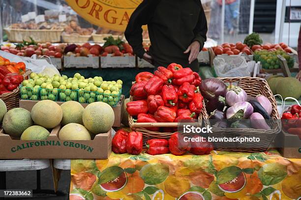 Bauernmarkt Einkaufen Stockfoto und mehr Bilder von Aubergine - Aubergine, Bauernmarkt, Einige Gegenstände - Mittelgroße Ansammlung