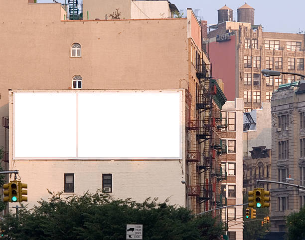 publicidad en vallas publicitarias espacio en manhattan, nueva york - billboard fotografías e imágenes de stock