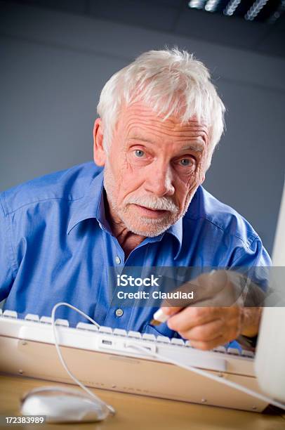 コンピュータの修理 - 60-64歳のストックフォトや画像を多数ご用意 - 60-64歳, 65-69歳, USBケーブル
