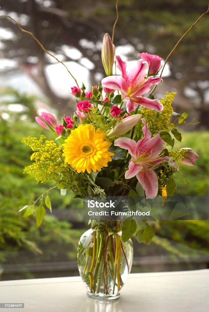 Arranjo variados buquê de flores da primavera cacho vaso na mesa - Foto de stock de Amarelo royalty-free