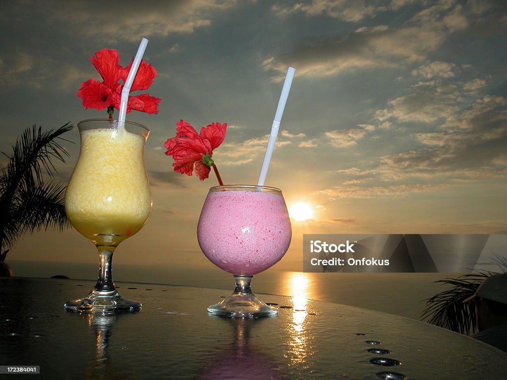 Cocktails coloridos na Estância de praia Tropical ao pôr do sol - Royalty-free Admirar a Vista Foto de stock