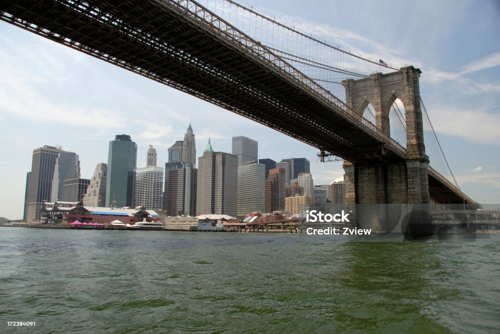 Manhattan unter der Brooklyn Bridge - Lizenzfrei Anlegestelle Stock-Foto