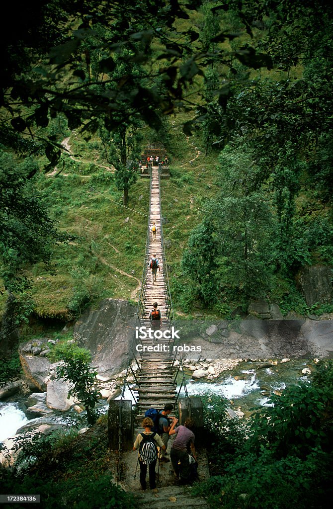 Traversez un pont suspendu - Photo de Groupe de personnes libre de droits