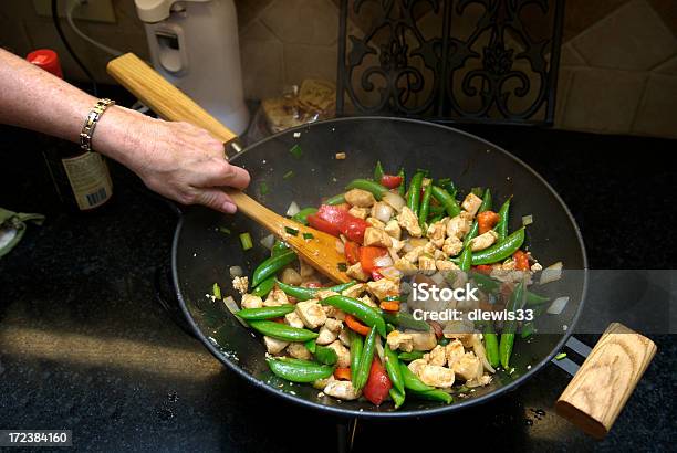 Agitación El Wok Foto de stock y más banco de imágenes de Actividad - Actividad, Alimento, Carne blanca