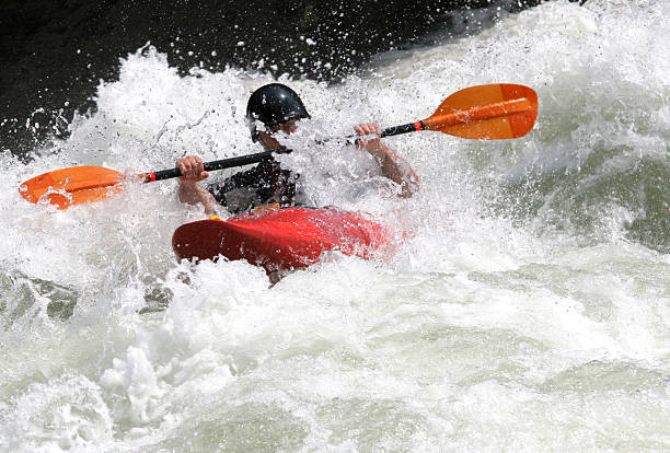 baixo sobre o rio - white water atlanta kayak rapid kayaking - fotografias e filmes do acervo