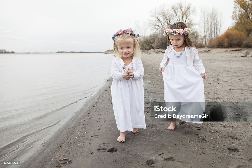 Meninas com flores no cabelo na praia - Royalty-free 2-3 Anos Foto de stock