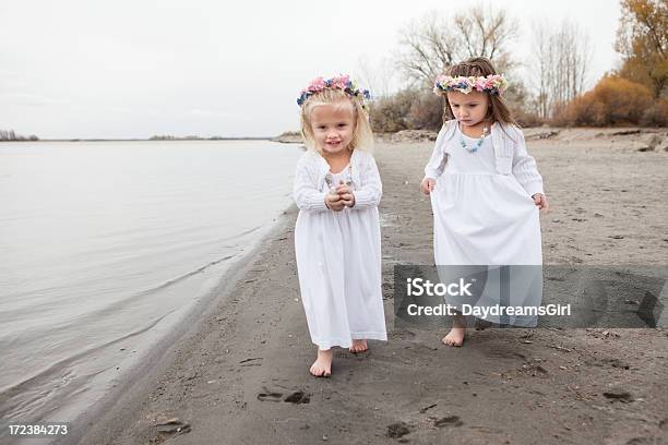 Meninas Com Flores No Cabelo Na Praia - Fotografias de stock e mais imagens de 2-3 Anos - 2-3 Anos, 4-5 Anos, Alegria