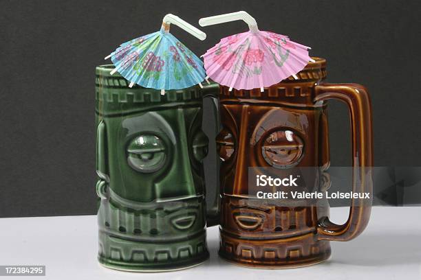 Duas Canecas Tiki - Fotografias de stock e mais imagens de Bebida - Bebida, Bebida Alcoólica, Blue Hawaiian