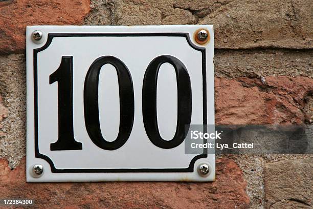 Nummer 100 Stockfoto und mehr Bilder von Eingang - Eingang, Einzelner Gegenstand, Fotografie