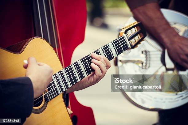 Foto de Guitarrista Na Rua e mais fotos de stock de Grupo de entretenimento - Grupo de entretenimento, Violão Acústico, Guitarra elétrica