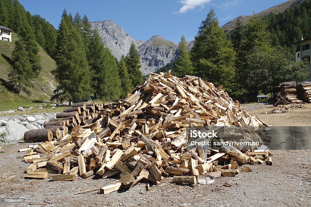 Pilha de madeira com fundo de Alpine - Foto de stock de Agricultura royalty-free