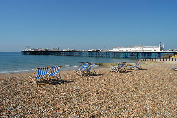 brighton beach y palace pier - shingle beach fotografías e imágenes de stock