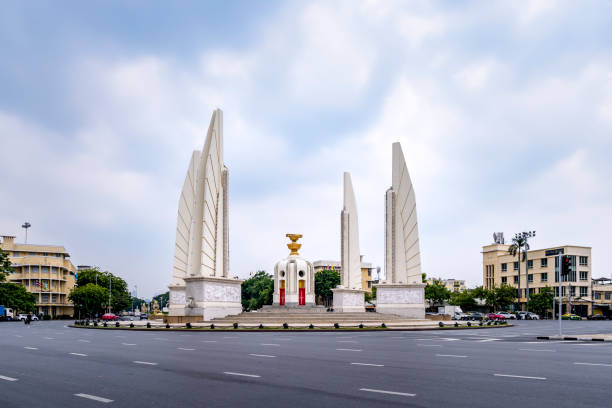 arquitetura de monumento, monumento democracia, rotatória - democracy monument - fotografias e filmes do acervo