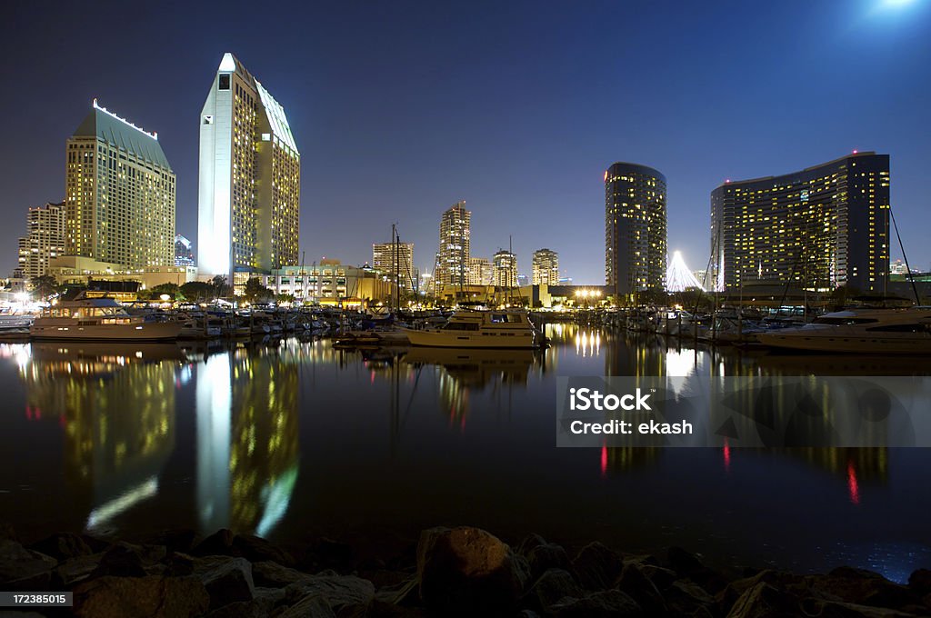San Diego Embarcadero Marina sotto la luna piena - Foto stock royalty-free di Centro della città