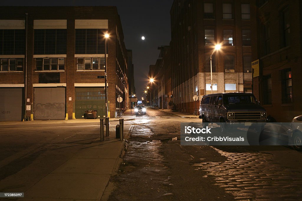 Einsames Brooklyn DUMBO Kopfsteinpflaster der Backstreet bei Nacht Full Moon - Lizenzfrei Nacht Stock-Foto