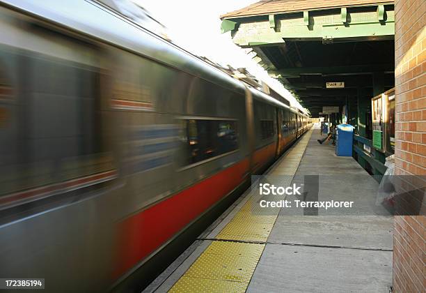 エクスプレス鉄道駅を通過 - アクションショットのストックフォトや画像を多数ご用意 - アクションショット, アメリカ合衆国, カラー画像