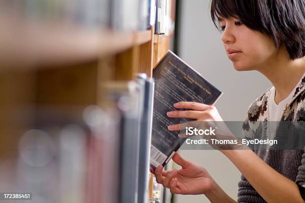 Libraryserie Stockfoto und mehr Bilder von 18-19 Jahre - 18-19 Jahre, Akademisches Lernen, Asiatische Kultur