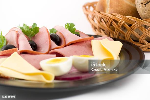 Teller Mit Schinken Käse Und Ei Stockfoto und mehr Bilder von Freisteller – Neutraler Hintergrund - Freisteller – Neutraler Hintergrund, Frühstück, Käse