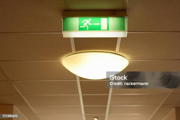 Señal De Salida De Emergencia En Un Hospital Foto de stock y más banco de imágenes de Fotografía - Imágenes - Fotografía - Imágenes, Horizontal, Iluminado