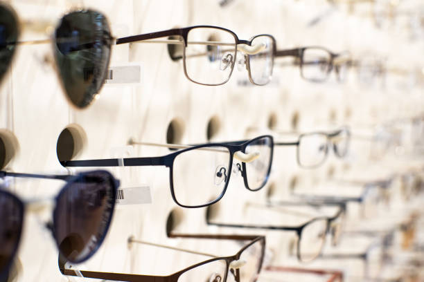 view of various glasses in the escaparate de una tienda de optica view of various glasses in the escaparate de una tienda de optica tienda stock pictures, royalty-free photos & images