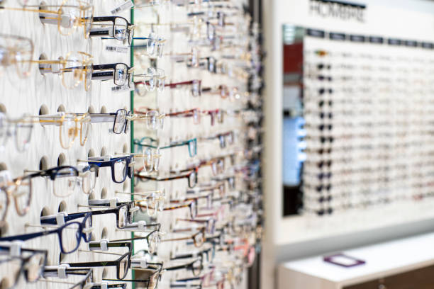 view of various glasses in the escaparate de una tienda de optica view of various glasses in the escaparate de una tienda de optica tienda stock pictures, royalty-free photos & images