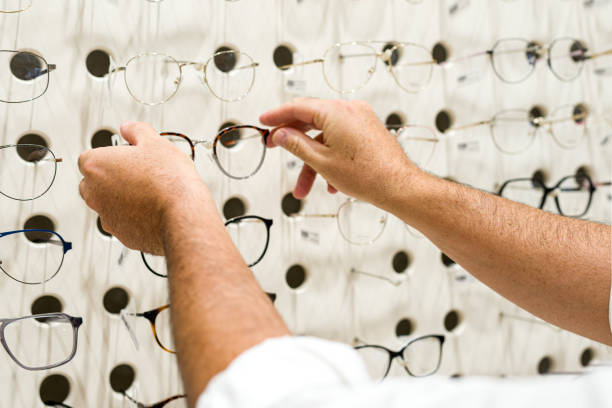 view of various glasses in the escaparate de una tienda de optica view of various glasses in the escaparate de una tienda de optica tienda stock pictures, royalty-free photos & images