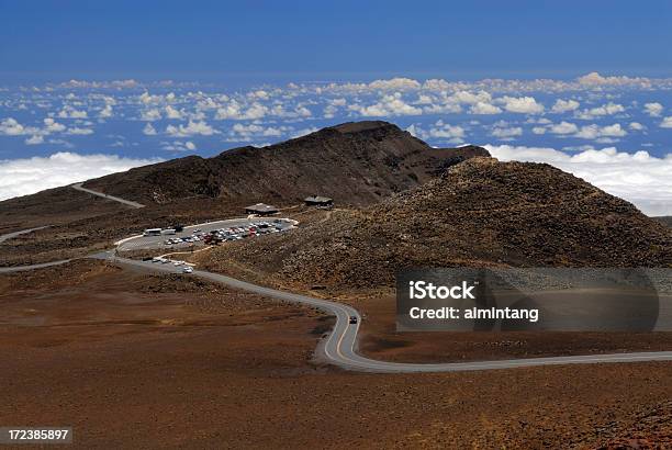 Estrada De Montanha Top - Fotografias de stock e mais imagens de Ao Ar Livre - Ao Ar Livre, Carro, Céu