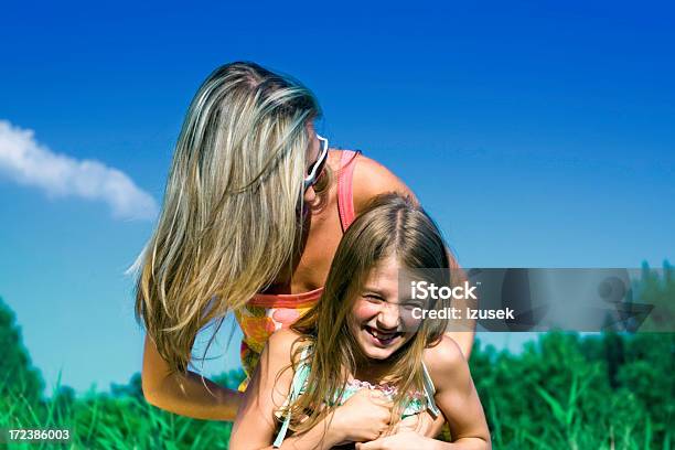 Lachen Mädchen Mit Mutter Stockfoto und mehr Bilder von 10-11 Jahre - 10-11 Jahre, Alleinerzieherin, Attraktive Frau