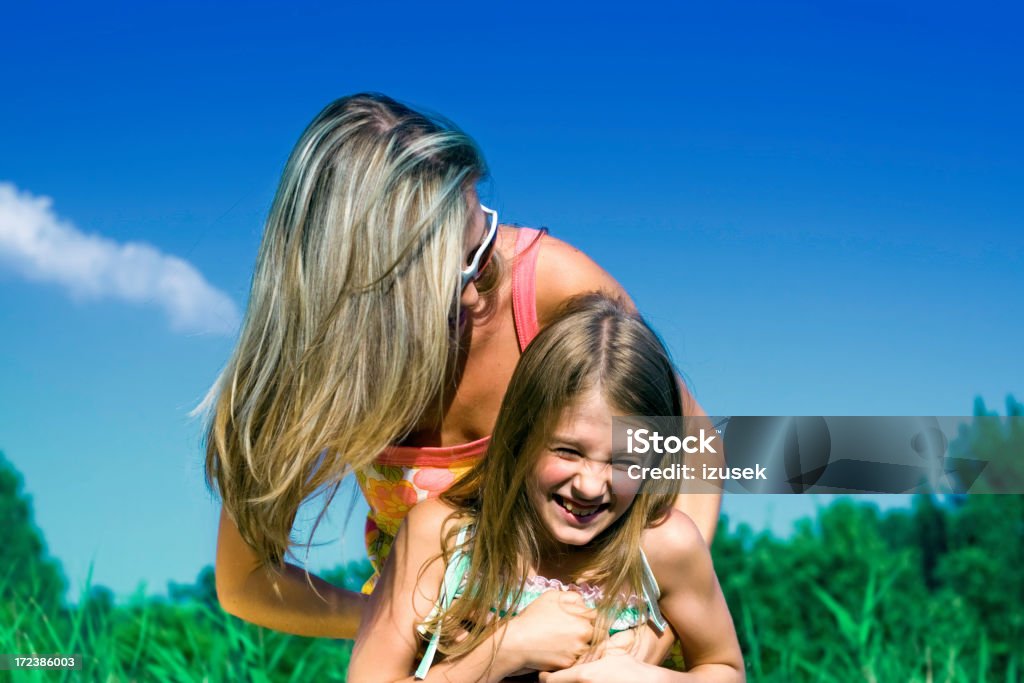 Menina com a mãe riem - Foto de stock de 10-11 Anos royalty-free