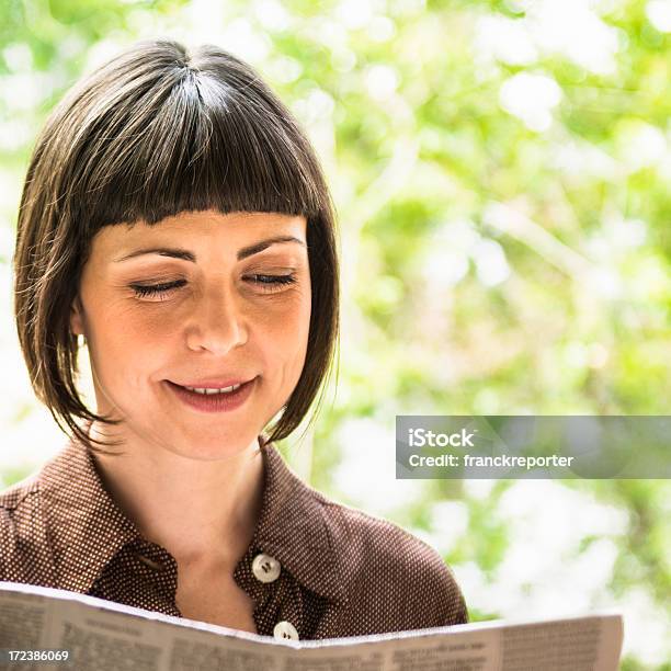 독일 여성이 독서모드 신문 30-34세에 대한 스톡 사진 및 기타 이미지 - 30-34세, 30-39세, 35-39세