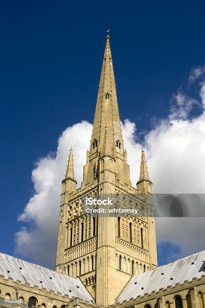 Norwich Catedral spire com fundo de nuvens " - Foto de stock de Anos 1000 royalty-free