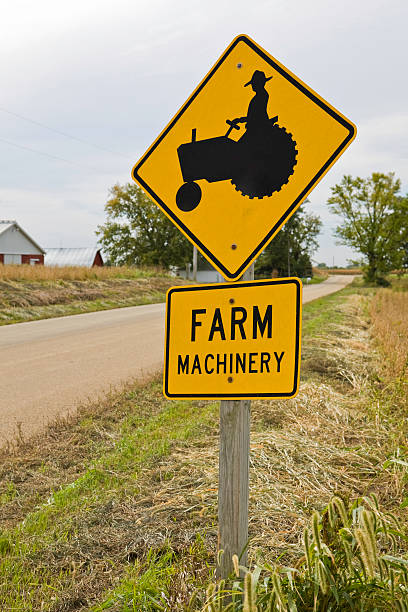 macchine agricole di 2 - slow moving vehicle sign foto e immagini stock