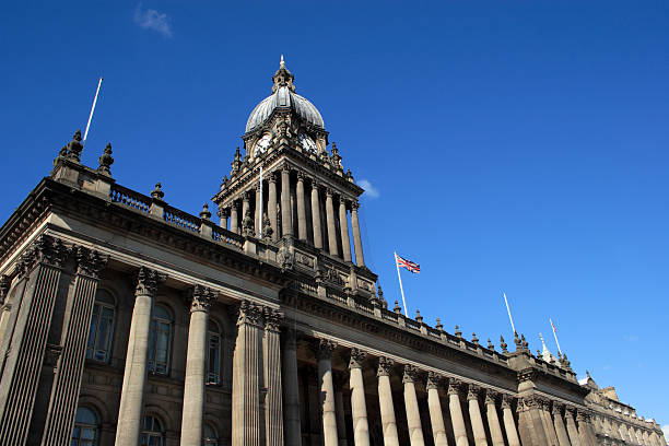 leeds town hall contra un cielo azul - leeds england leeds town hall town uk fotografías e imágenes de stock