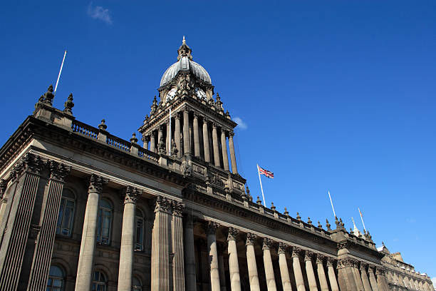 leeds prefeitura contra um céu azul límpido - leeds england leeds town hall yorkshire uk - fotografias e filmes do acervo