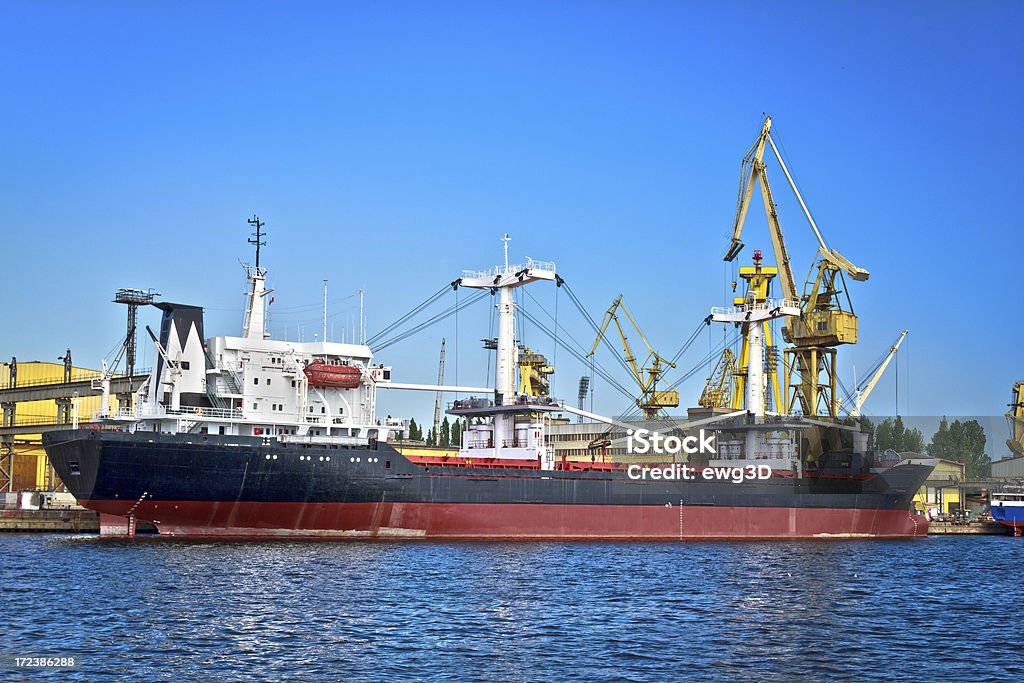 Navire Cargo dans le port de commerce - Photo de Bleu libre de droits