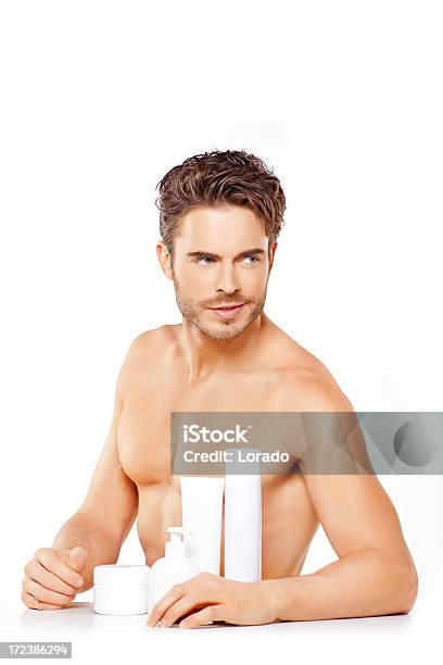 Biały Mężczyzna Model Stwarzające W Kosmetyki - zdjęcia stockowe i więcej obrazów Białe tło - Białe tło, Biały, Dezodorant