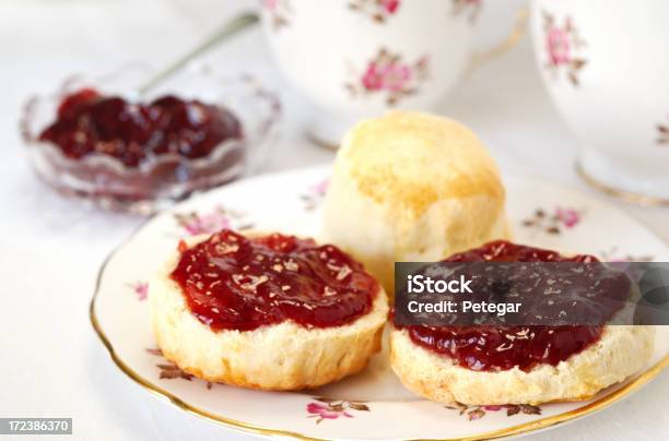 Tradycyjny Scones Na Podwieczorek - zdjęcia stockowe i więcej obrazów Bez ludzi - Bez ludzi, Ciasto, Dżem