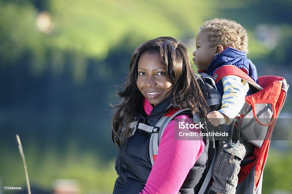 Afro-americano aventureiro carregar um bebé e caminhada - Royalty-free 12-15 Meses Foto de stock