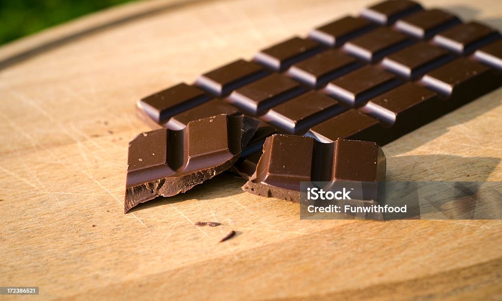 Bar de bonbons au chocolat noir sur bois planche à repasser - Photo de Tablette de chocolat libre de droits